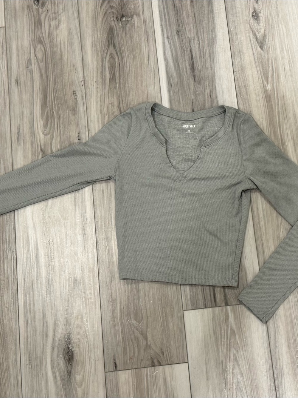 Hollister Ribbed V-Notch Long Sleeve Crop Top in Gray